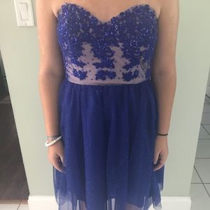 selling my freshman year homecoming dress :)
